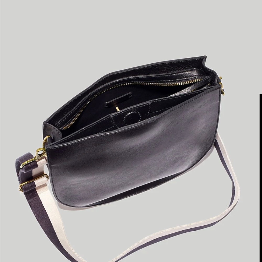 Madewell, Black Leather Saddle purse, comes with two straps.